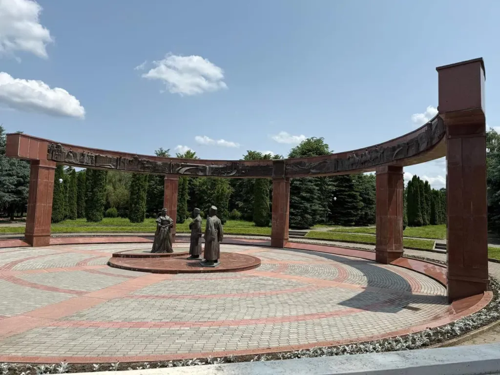 Во Владикавказе у школы №46 посадили аллею памяти погибших бойцов