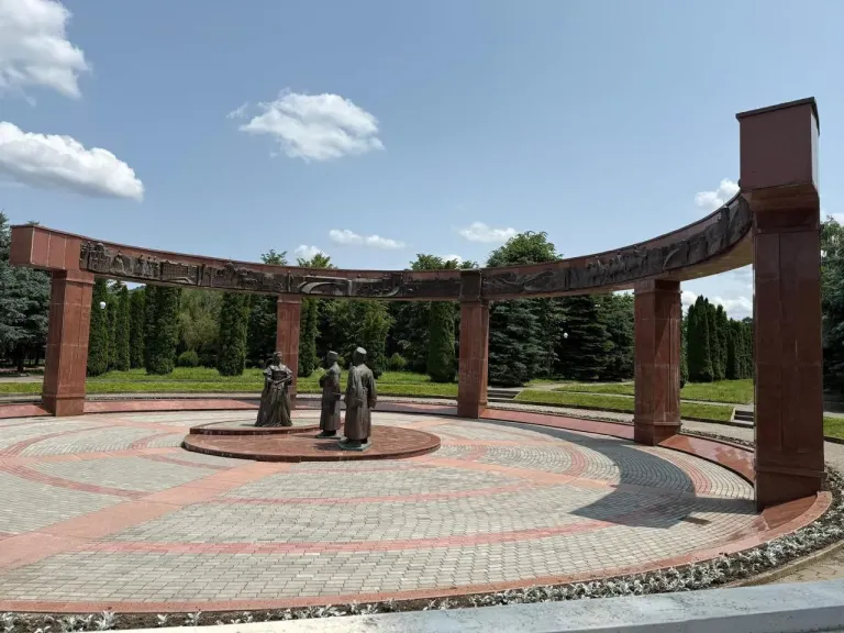 Во Владикавказе у школы №46 посадили аллею памяти погибших бойцов
