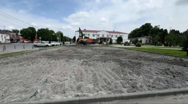 В Ардоне проверили ход благоустройства центральной площади